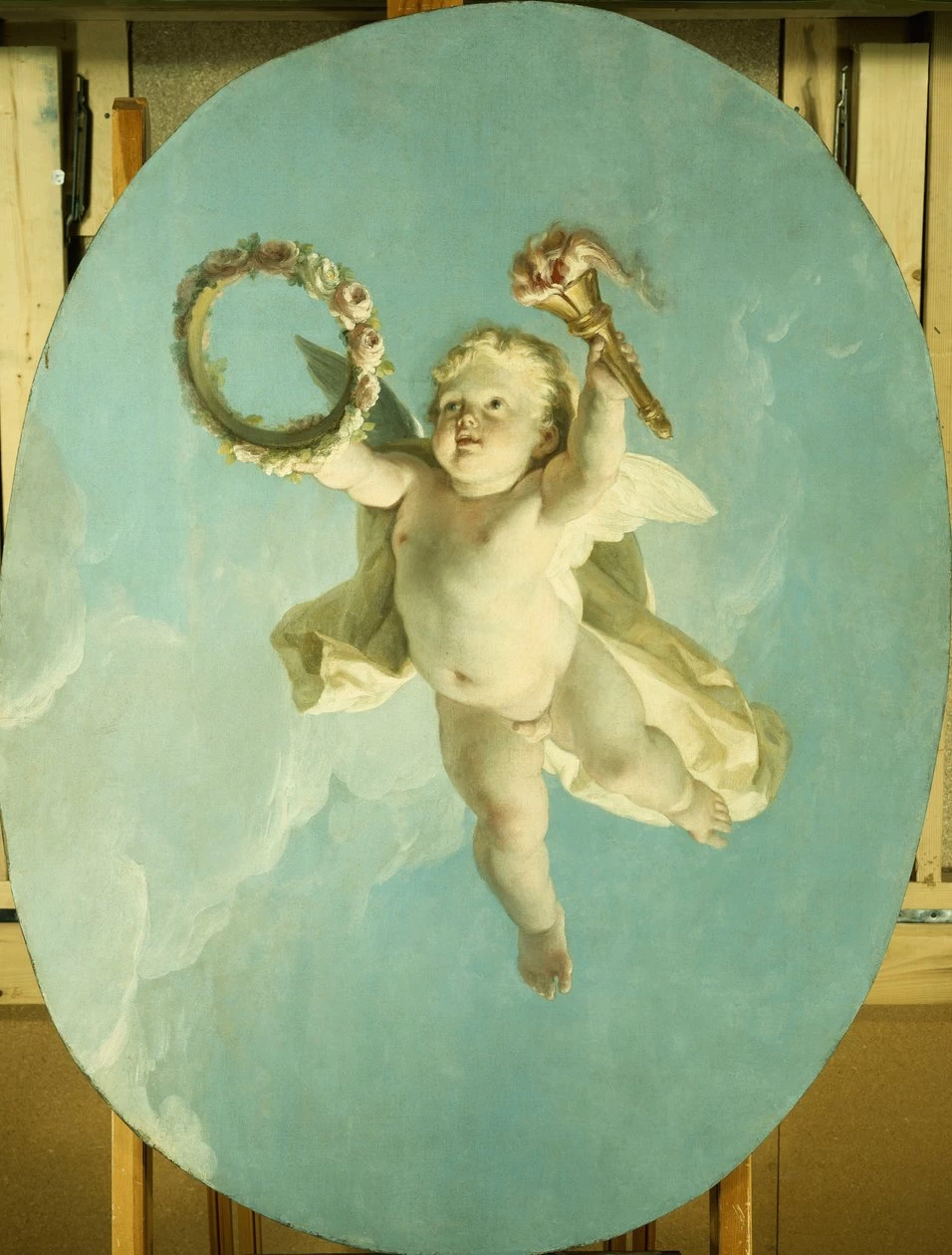 Un putto in volo che tiene una corona e una torcia